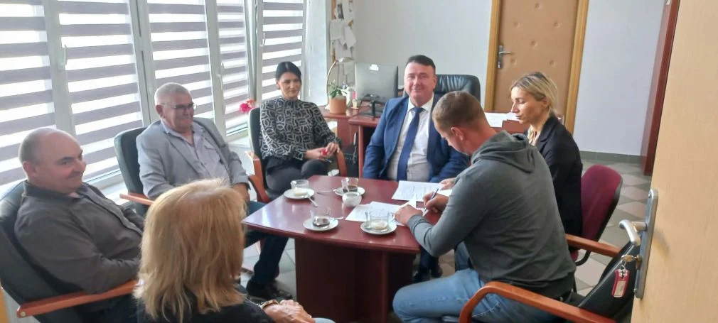 Gmina Skarżysko Kościelne rozbudowuje altanę w Grzybowej Górze