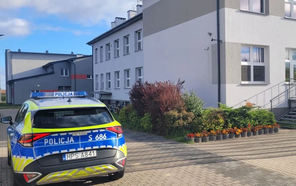 Więcej patroli przy szkołach w powiecie starachowickim. Policja uspokaja rodziców po plotkach o „krwawym piątku”